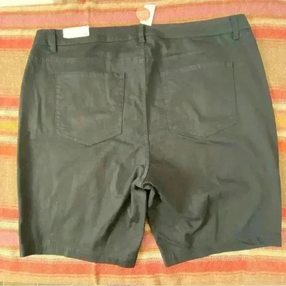 LANE BRYANT Bermuda Jean Short Flex Magic Mid Rise NWT Size 26 - Picture 2 of 7